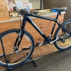 【SALE！8月末まで延長！防犯登録無料！レア！cannondale F500チェーン新品！】アルミフレーム　3×7速　フロントサスペンション付き　26インチMTB マットブラックの画像