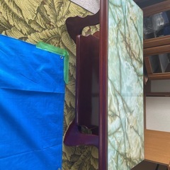 天板ガラスのテーブルの画像