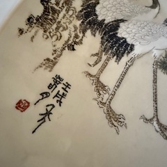 鶴と松の絵が描かれた大きな飾り皿の画像
