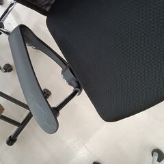 リユースのサカイ栃木店★ジモティ割あり★  椅子 ブラック W60×D50×H107～ クリーニング済み TC10018の画像