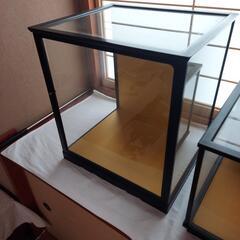 ガラスケース4つの画像