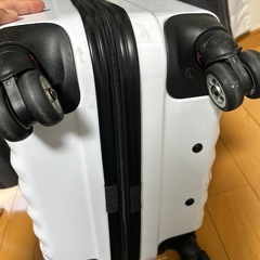 スーツケース　ホワイトの画像