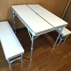キャンプ　椅子とテーブルセットの画像