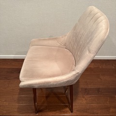 オシャレな薄茶色チェアの画像
