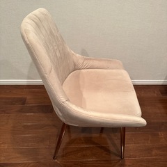 オシャレな薄茶色チェアの画像