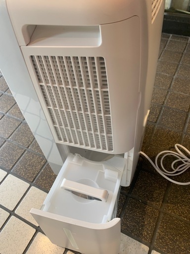 シャープ家庭用除湿機冷風機CM-R100