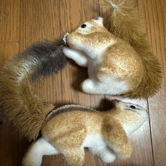 リスの置物2個 ポリエステル製 ラメ入りの画像
