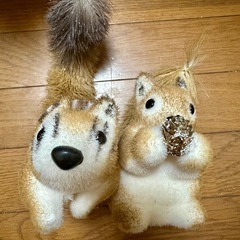 リスの置物2個 ポリエステル製 ラメ入りの画像
