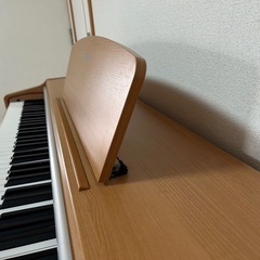 YAMAHAピアノ椅子（汚れあり）付き　楽器　鍵盤楽器の画像