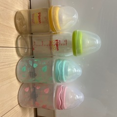 哺乳瓶4本の画像