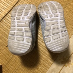 スニーカー　　グレー23.5センチの画像