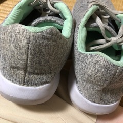 スニーカー　　グレー23.5センチの画像