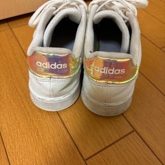 adidasスニーカーの画像