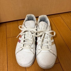 adidasスニーカーの画像
