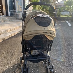 折りたたみ式のグレーのCombiベビーカーの画像