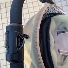 折りたたみ式のグレーのCombiベビーカーの画像
