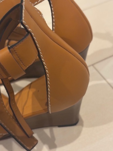 LOEWEのブラウンクロスストラップデザインサンダル