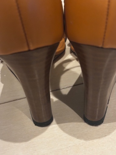 LOEWEのブラウンクロスストラップデザインサンダル