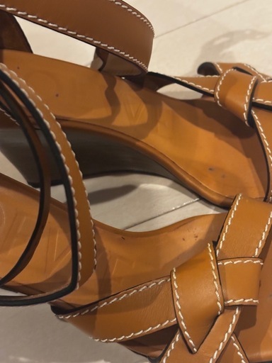 LOEWEのブラウンクロスストラップデザインサンダル