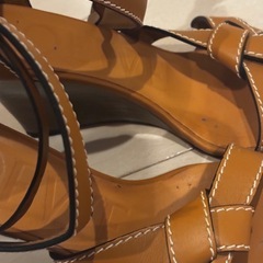 LOEWEのブラウンクロスストラップデザインサンダルの画像