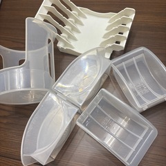お皿や茶碗を整理できるキッチン収納の画像