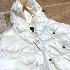 新品未使用⭐︎タグ付き　gap キッズ　ダウン　100 ホワイト　白　パールの画像