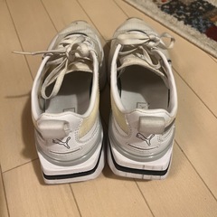 プーマ厚底スニーカー24センチ白の画像