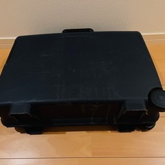 古いキャリーケースの画像