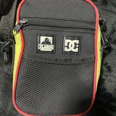大人気】xlargeエクストララージ ディーシー コラボ サコッシュ カバンの画像