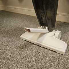 コード付き掃除機（4mコード・付属ノズルあり）/ Vacuum Cleaner with Cord (4m Cord, Floor Head & Crevice Tool)の画像