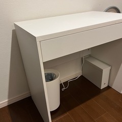 パソコンデスクの画像