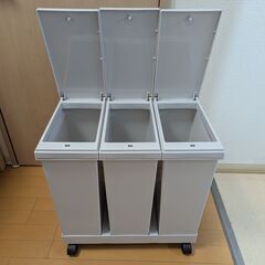 ニトリ ゴミ箱 横型3分別 プッシュペールワゴン(20Lx3) 8450983 【中古・無料】の画像
