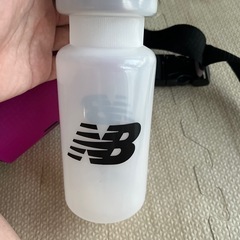 ニューバランス　ウエストバッグボトルジッパー付きバッグの画像