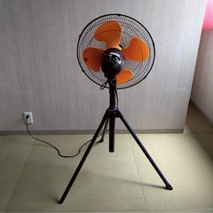 動作確認済　業務用扇風機　4枚羽　オレンジ　三脚　熱中症対策の画像