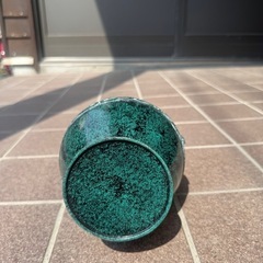 青銅製の装飾花瓶の画像