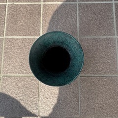 青銅製の装飾花瓶の画像