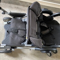 二人乗りのベビーカー　相談中の画像