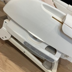  電動バウンサー、食器、食事エプロンセットの画像