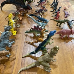 恐竜のフィギュア33点の画像