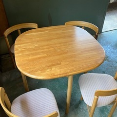 【木製ダイニングセット／テーブル＋チェア4脚】の画像