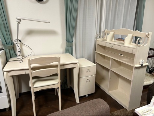 ほぼ未使用　女の子用　棚付き学習机　ホワイト