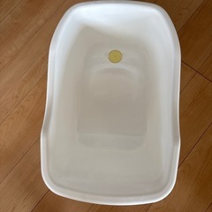 ベビーバスと湯桶２つの画像