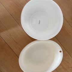ベビーバスと湯桶２つの画像