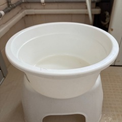 ベビーバスと湯桶２つの画像