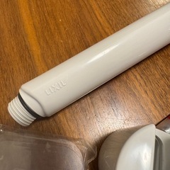 新品未使用⭐️LIXIL シャワーヘッド ホワイト 取り付け金具付きの画像