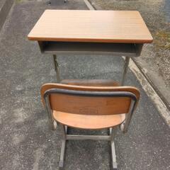 学校の机と椅子のセットの画像