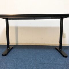 イケアBEKANT 140×60長方形デスク 木目調ブラック机 IKEA手動式昇降機能 アジャスター付き脚部 ワークデスク・作業台・パソコンデスクの画像