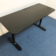 イケアBEKANT 140×60長方形デスク 木目調ブラック机 IKEA手動式昇降機能 アジャスター付き脚部 ワークデスク・作業台・パソコンデスクの画像