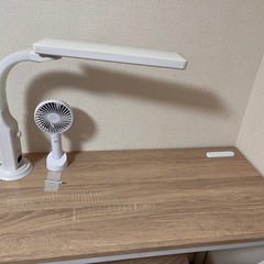 デスク・チェア・照明付きの画像