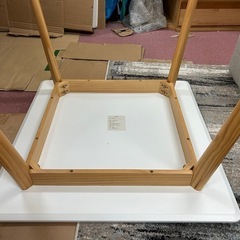 おしゃれな二人掛けダイニングテーブルの画像